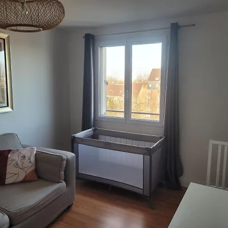 Homestay Les Jardins Du Carrousel - Chambre Privee Amenagee En T2 Noisy-le-Grand